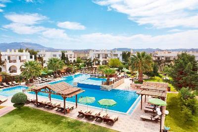 Pool mit überdachten Sonnenliegen und Bergen im Familienurlaub Kos