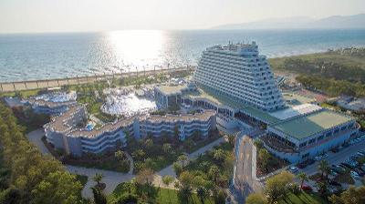 Großes Hotelgebäude in Form eines Schiffes direkt am Meer im Familienurlaub Türkei