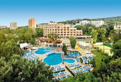 Hotel mit drei Pools vor den Bergen und vielen Bäumen im Familienurlaub Bulgarien
