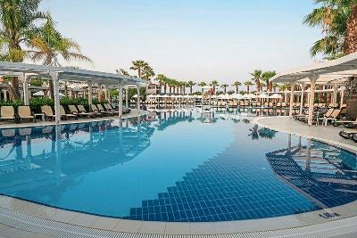 Pool mit Liegen und Sonnenschirmen im Familienurlaub Türkei