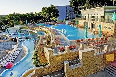Pools auf verschiedenen Ebenen am flachen Hotelgebäude im Familienurlaub Kroatien
