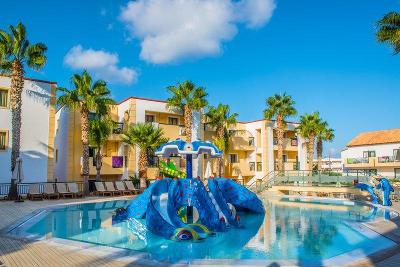 Kinderbadebereich mit Rutschen und Pool im Familienurlaub Kreta