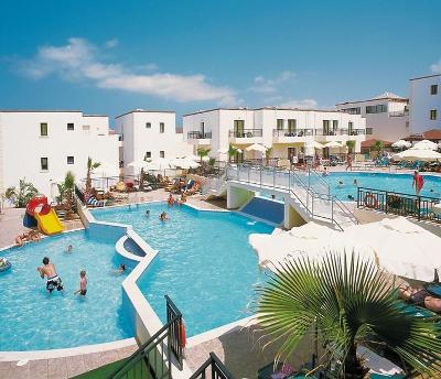 Pools in verschiedenen Ebenen mit kleiner Rutsche und Brücke im Familienurlaub Griechenland