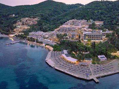 Hotelanlage in den Bergen und direkt am Meer im Familienurlaub Korfu