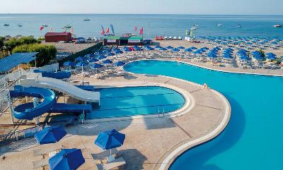 Poolanlage direkt ans Meer angrenzend im Familienurlaub Griechenland