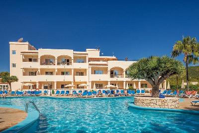 Hotel in der Sonne mit türkisem Pool im Familienurlaub Spanien