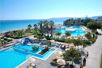 Mehrere Pools mit Wasserrutschen direkt am Strand im Familienurlaub Griechenland