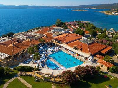 Kleine Hotelanlage mit Pool und Kinderbecken am Meer im Familienurlaub Türkei