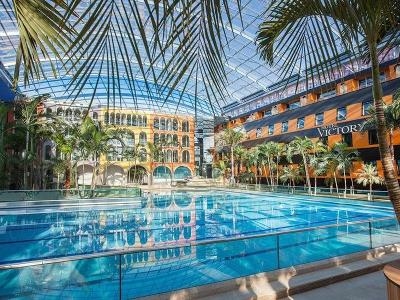 Pool mit Glasdach und imposantem Gebäude im Familienurlaub Deutschland