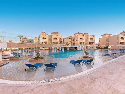 Sonnenliegen direkt im flachen Pool im Familienurlaub Ägypten