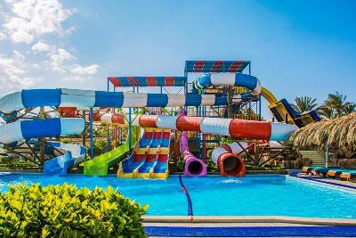 Viele bunte Wasserrutschen im Familienurlaub Ägypten