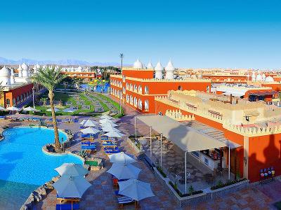 Hotelanlage mit Pool, Palmen und Minigolf im Familienurlaub Ägypten