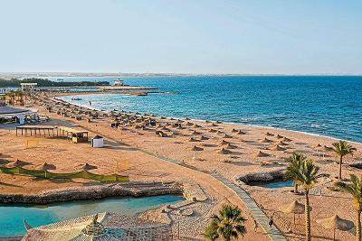 Breiter Strand mit Schirmen direkt ans Hotel angrenzend im Familienurlaub Ägypten
