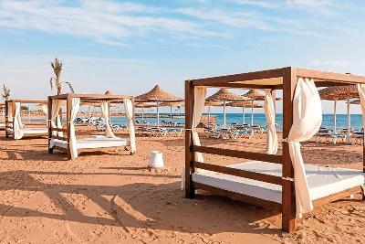 Daybeds am Strand im Familienurlaub Ägypten
