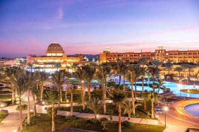 Hotelanlage bei Sonnenuntergang wie aus 1001 Nacht im Familienurlaub Ägypten