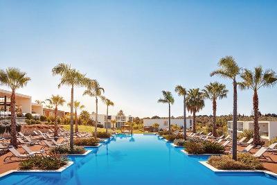Moderner Pool gesäumt von Palmen um Familienurlaub Portugal