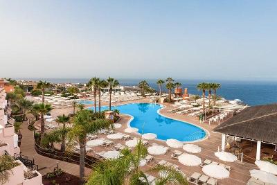 Hölzerner Weg mit Pool direkt am Meer im Familienurlaub Kanaren