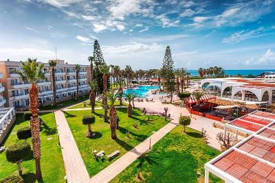 Gartenanlage mit Pool und Palmen im Familienurlaub Paphos