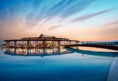 Hotelanlage bei Sonnenuntergang im Familienurlaub Türkei