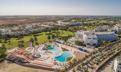Hotelanlage mit mehreren Pools und vielen Wasserrutschen im Familienurlaub Spanien