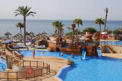 Kinderbadebereich mit Piratenschiff im Familienurlaub Spanien