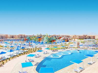 Riesige Poolanlage mit unzähligen Wasserrutschen im Familienurlaub Ägypten