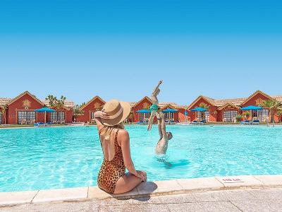 Vater wirft Sohn im Pool in die Luft im Familienurlaub Ägypten