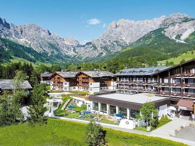 Hotelanlage direkt vor den Bergen im Familienurlaub Österreich