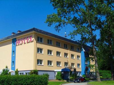 Gelbes Hotelgebäude mit 3 Stockwerken im Familienurlaub Mecklenburg-Vorpommern