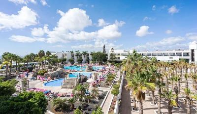 Weitläufige Hotelanlage mit Pools und Felsen im Familienurlaub Lanzarote
