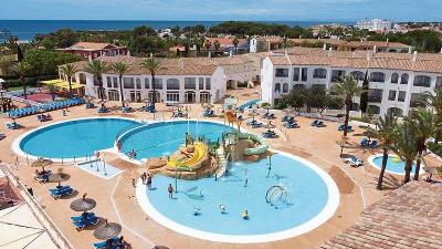 Drei runde Pools aneinander mit Rutschen und Stufen im Familienurlaub Spanien
