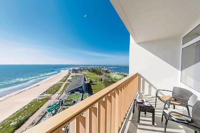Blick vom Hotelbalkon auf den breiten Strand im Familienurlaub Ostsee