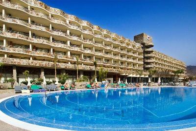 Großes Hotel mit mehreren Stockwerken und großem Pool im Familienurlaub Kanaren