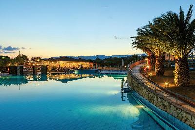 Großer spiegelnder Pool bei Sonnenuntergang im Familienurlaub Sardinien