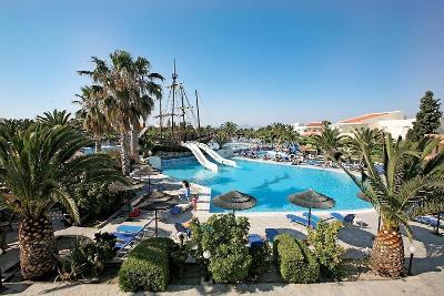 Pool mit Piratenschiff und zwei Rutschen im Familienurlaub Kos