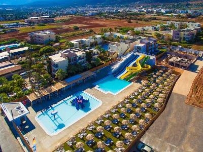 Pools mit Sonnenliegen und Rutschen im Familienurlaub Griechenland