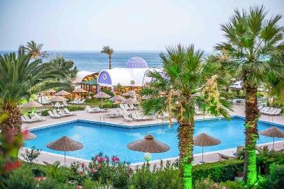 Pool und Meer mit Palmen im Familienurlaub Rhodos