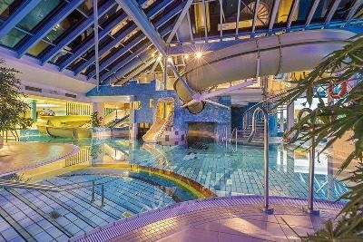 Hallenbad mit mehreren Rutschen im Familienurlaub Rügen