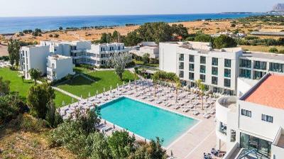 Rechteckiger Pool mit Sonnenliegen und mehreren Hotelgebäuden im Familienurlaub Griechenland