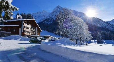 Verschneite Berge und dicke Schneeschicht im Familienurlaub Österreich