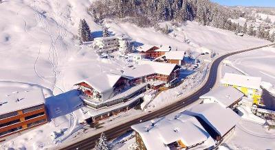 Hotel im Schnee mitten im Skigebiet im Familienurlaub Österreich