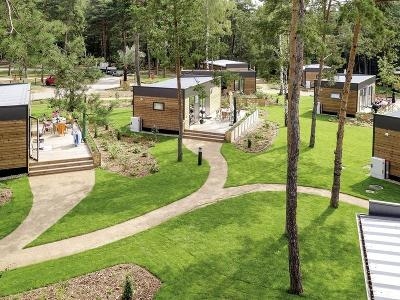 Minimalistische Bungalows mit Terrasse und kleinen Wegen im Tropical Islands im Familienurlaub Brandenburg