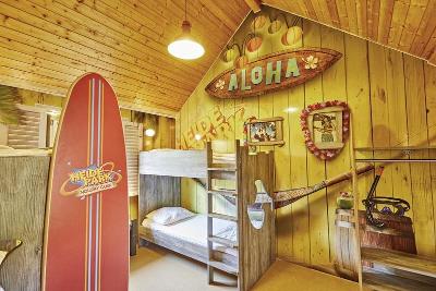 Hotelzimmer mit Doppelstockbett und Surfbrett-Deko im Heide Park im Familienurlaub Deutschland