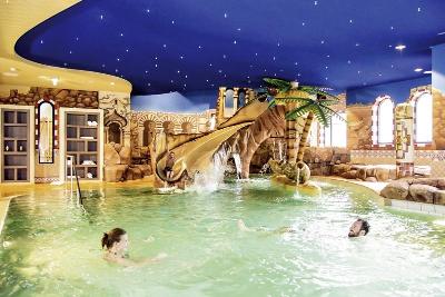 Hallenbad mit Rutsche und Sternenhimmel im Heide Park im Familienurlaub Deutschland