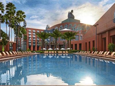 Pool und Hotelanlage mit großem Schwan im Familienurlaub Florida