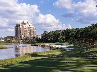 Gartenanlage mit Teich und großem Hotelgebäude im Familienurlaub Florida