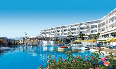 Große Hotelanlage mit Pool und Blumen im Familienurlaub Griechenland