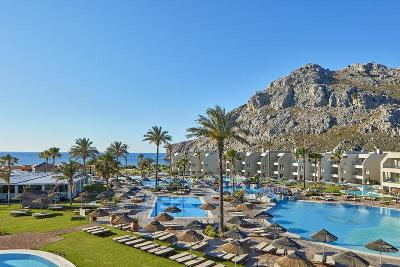 Hotel mit Pools vor felsigem Berg im Familienurlaub Griechenland