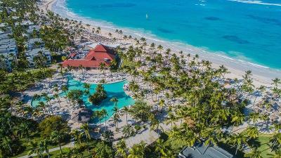Sternförmiger Pool mit vielen Palmen direkt am Meer im Familienurlaub Dominikanische Republik