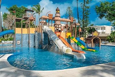 Bunte Rutschen am Kinderpool im Familienurlaub Dominikanische Republik